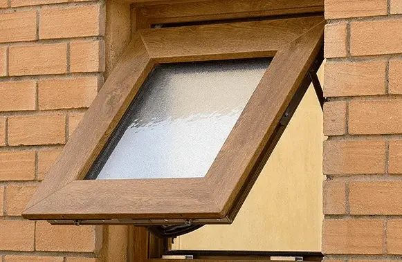 Ventana proyectante de PVC instalada en un baño