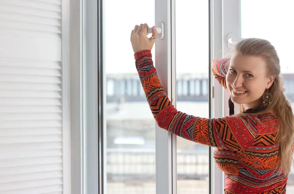 Ventana Abatible de PVC Premium Starwin Chile