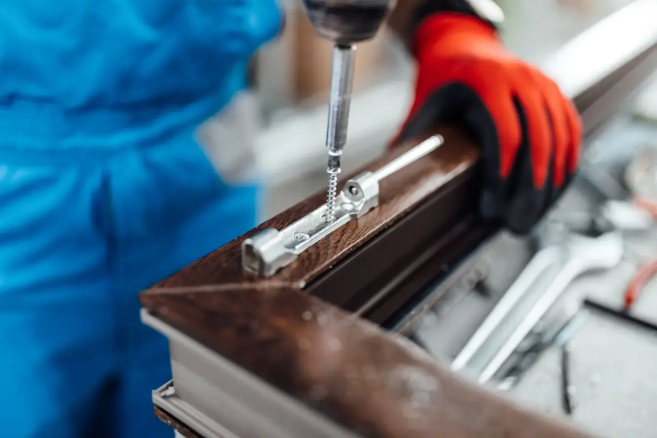Proceso de fabricación de ventanas PVC a medida en la planta de Starwin, mostrando maquinaria especializada.