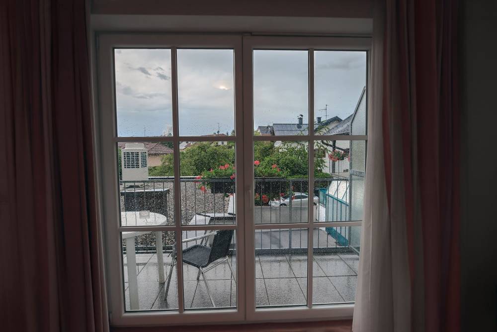 Equipo de Starwin PVC instalando profesionalmente una ventana termoacústica en una vivienda en Concepción.